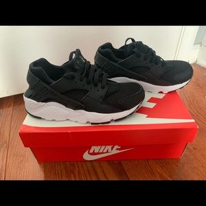 NEW NIKE HUARACHE RUN